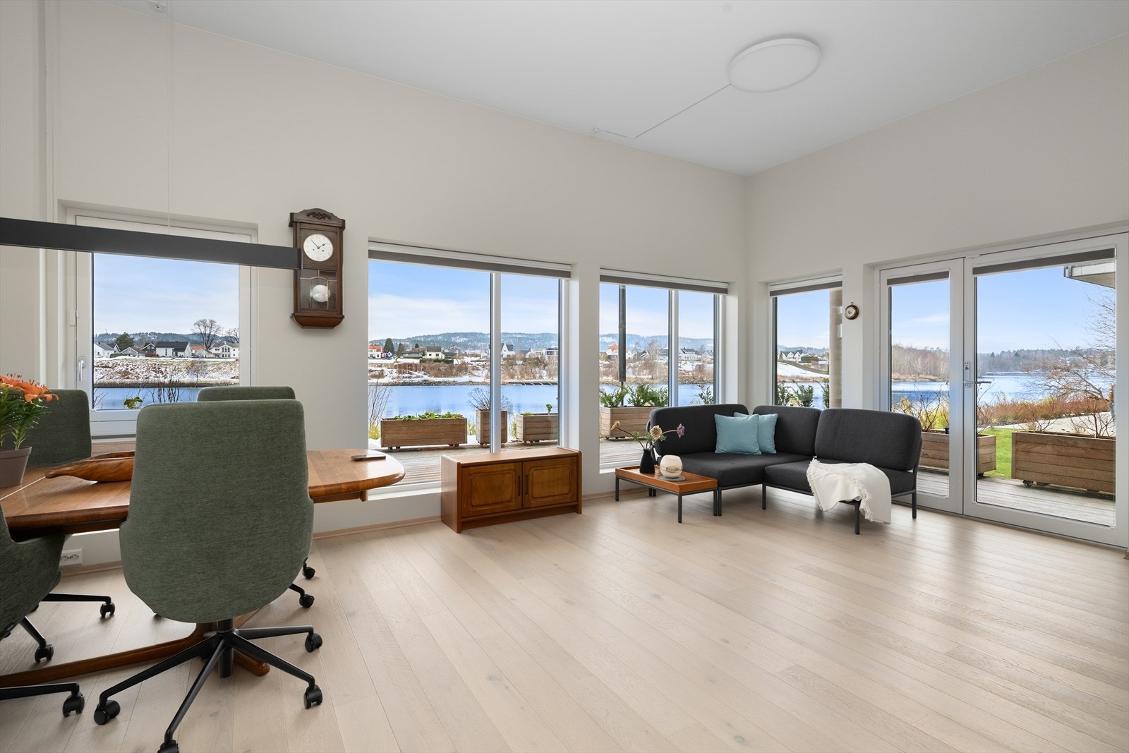 Leiligheten ligger vakkert til i ytterste rekke mot elven, med herlige solforhold og nydelig utsikt mot det glitrende vannspeilet. Galleribilde