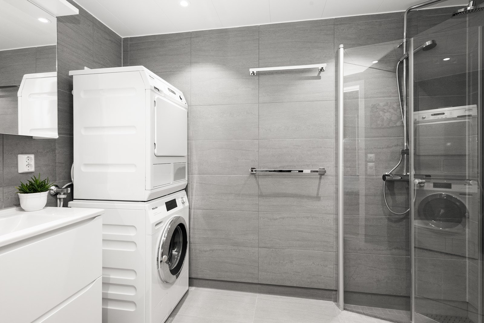 Leiligheten har to flotte, flislagte bad med varme i gulv. Galleribilde