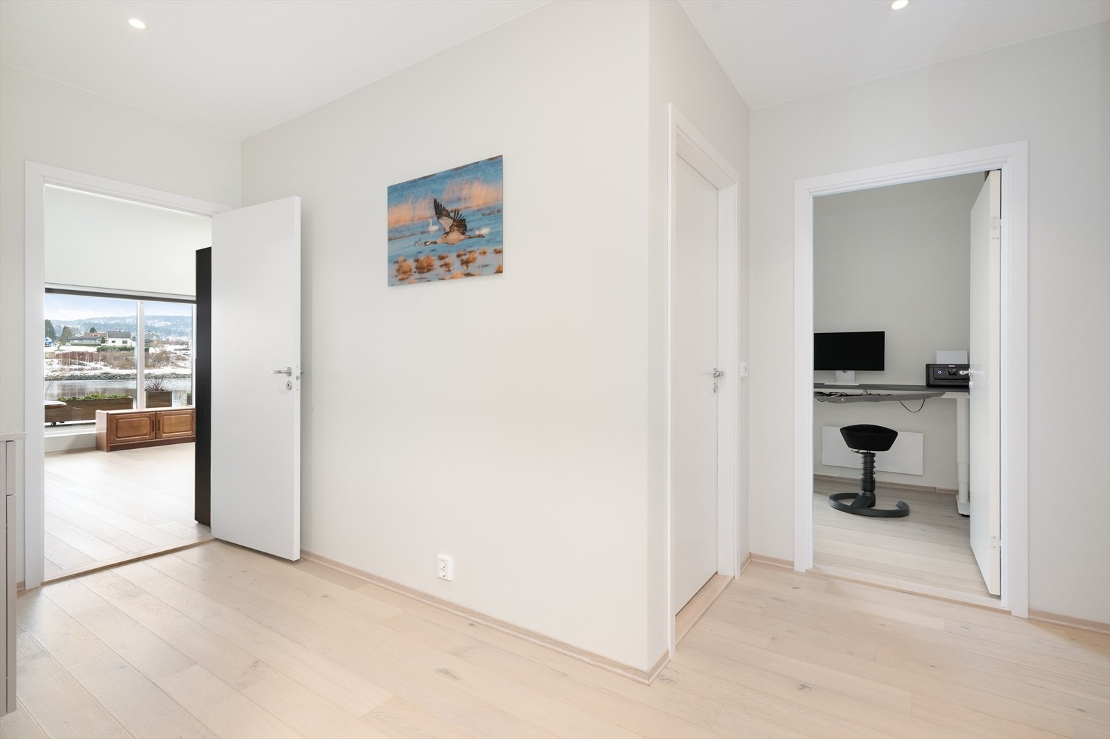 Leiligheten har høy standard og er godt oppgradert. Overflater i leiligheten består hovedsakelig av lys parkett på gulv og ellers slette, malte flater. Galleribilde