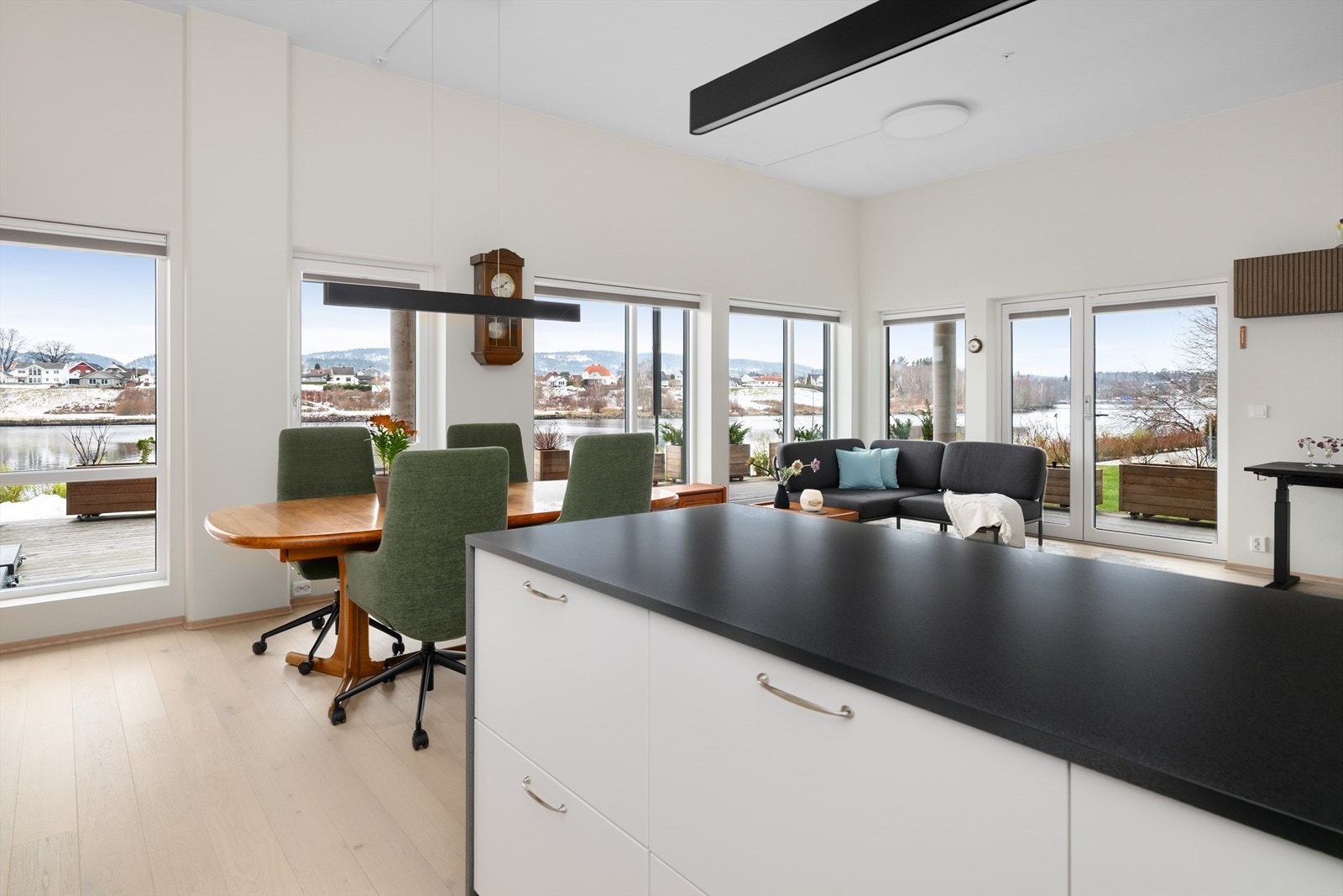 Her er det god plass til både sofagruppe og spisestue. Vinduene slipper rikelig med naturlig lys inn til spiseplassen. Galleribilde