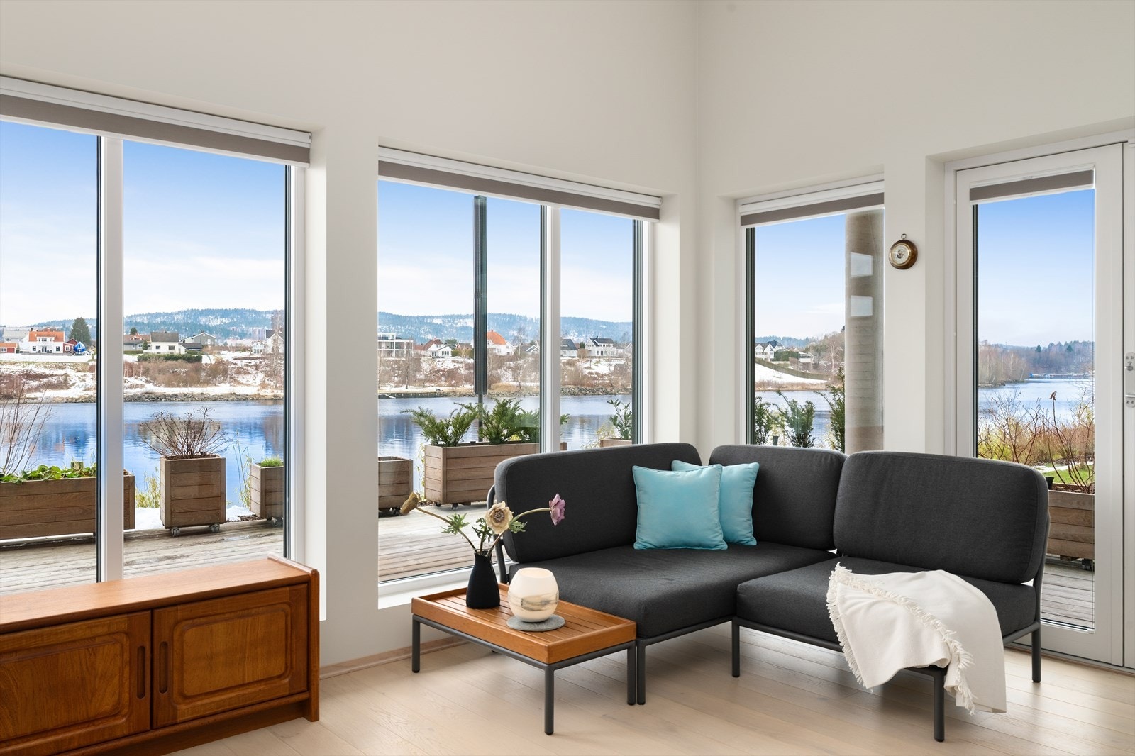 Leiligheten er godt oppgradert med blant annet screens på utside av alle vinduer, duetter på stue og lameller på begge soverom, alt installert av Umbra Produkt. Legg merke til den nydelige utsikten! Galleribilde