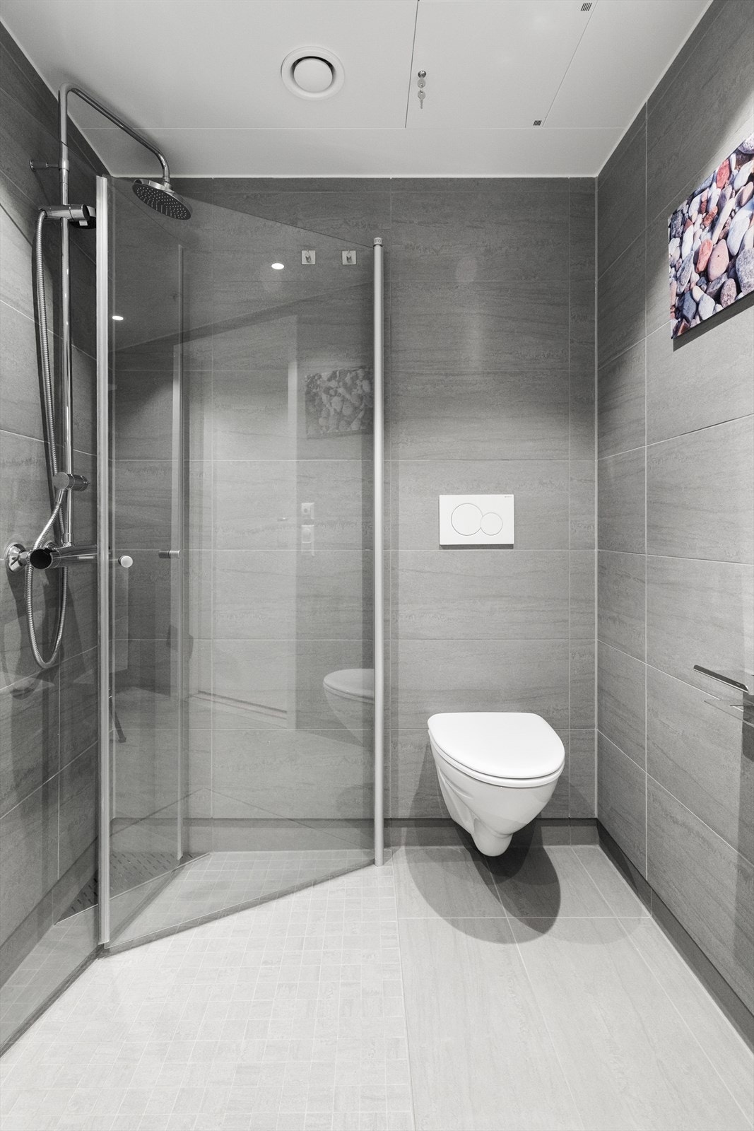 Badet har opplegg for vaskemaskin og tørketrommel. Det er avtrekk i tak via balansert ventilasjon. Galleribilde