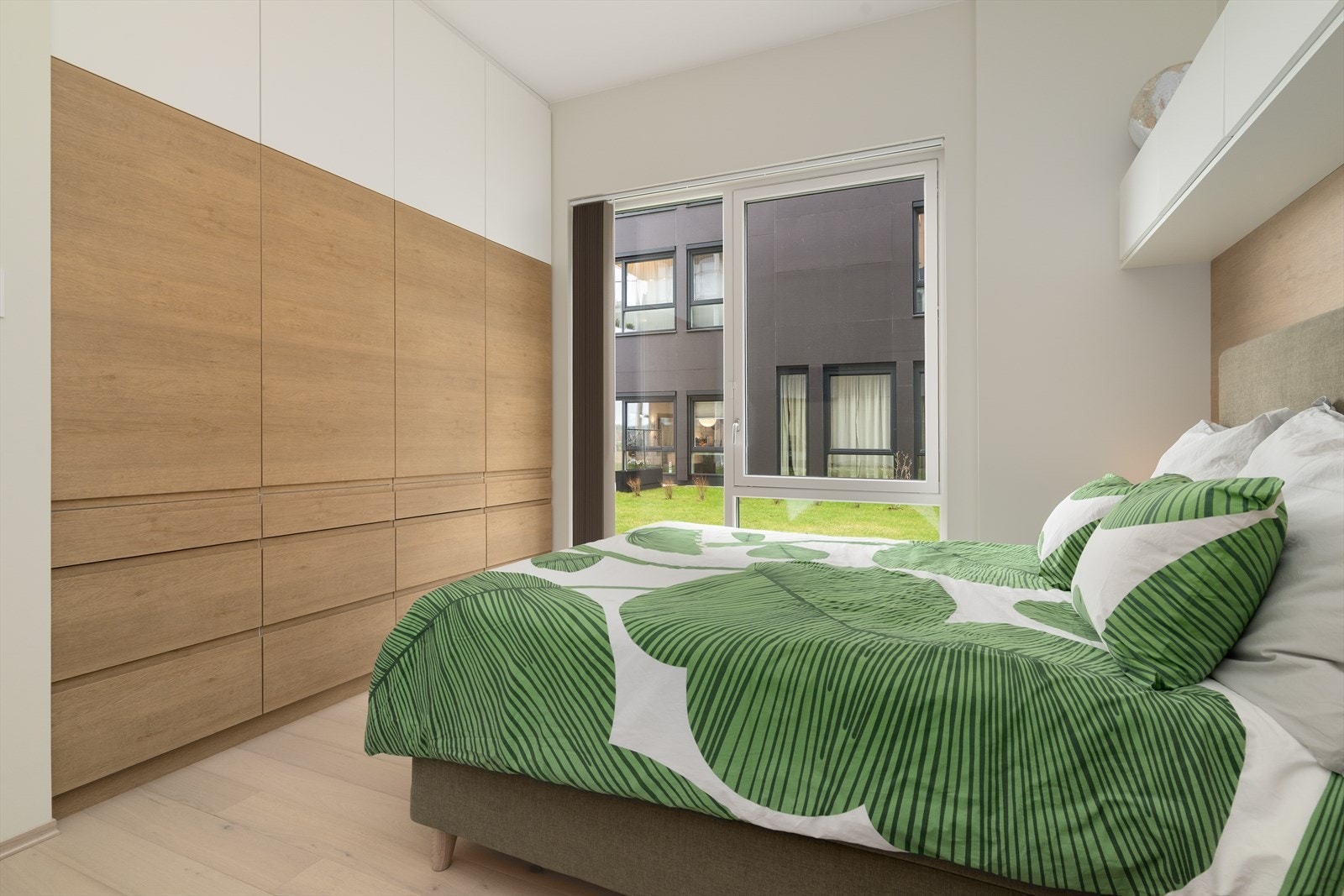 Hovedsoverommet har god plass til dobbeltseng. Den gode takhøyden på over 3 meter er godt utnyttet med skap helt opp! Når du våkner opp her ser du rett ut mot elvespeilet! Galleribilde