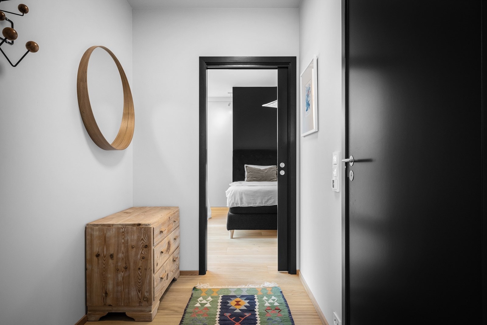 Mulighet for hjemmekontorløsning i liten gang til egen avdeling for hovedsoverom. Galleribilde