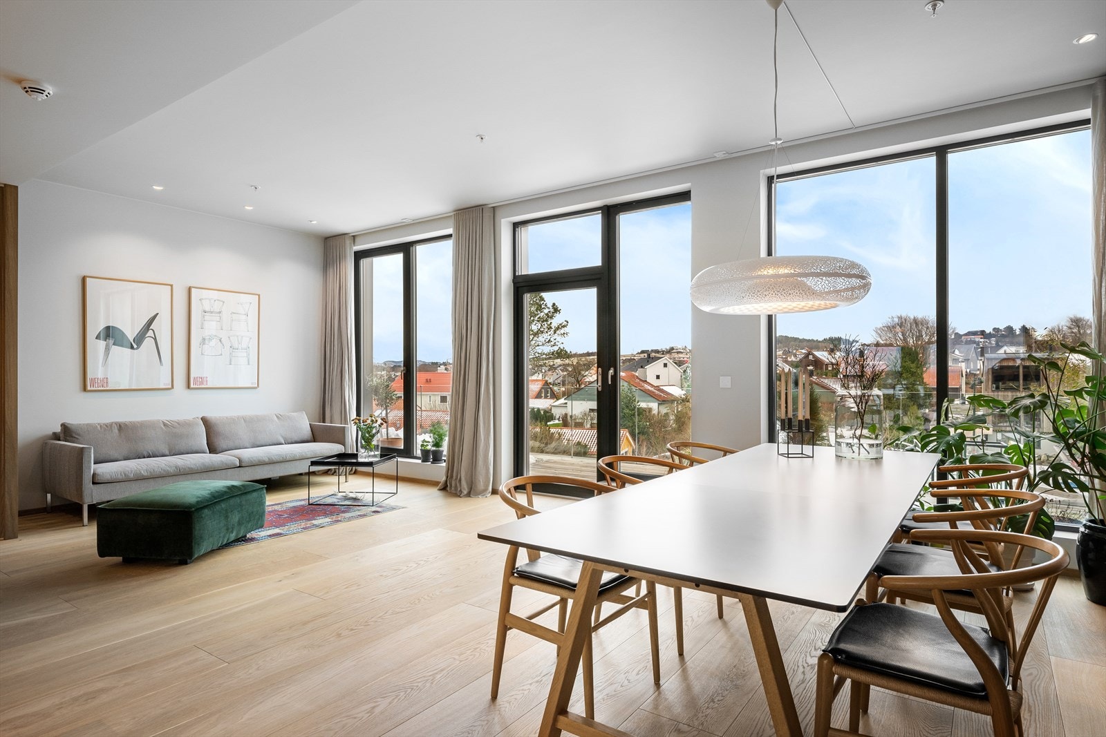 30 cm bred eikeplank på gulvet med vannbåren varme. Lunt og behagelig. Vinduer fra gulv til tak slipper inn naturlig lys og lar utsikten komme til sin rett - og sette preg på tilværelsen. Galleribilde