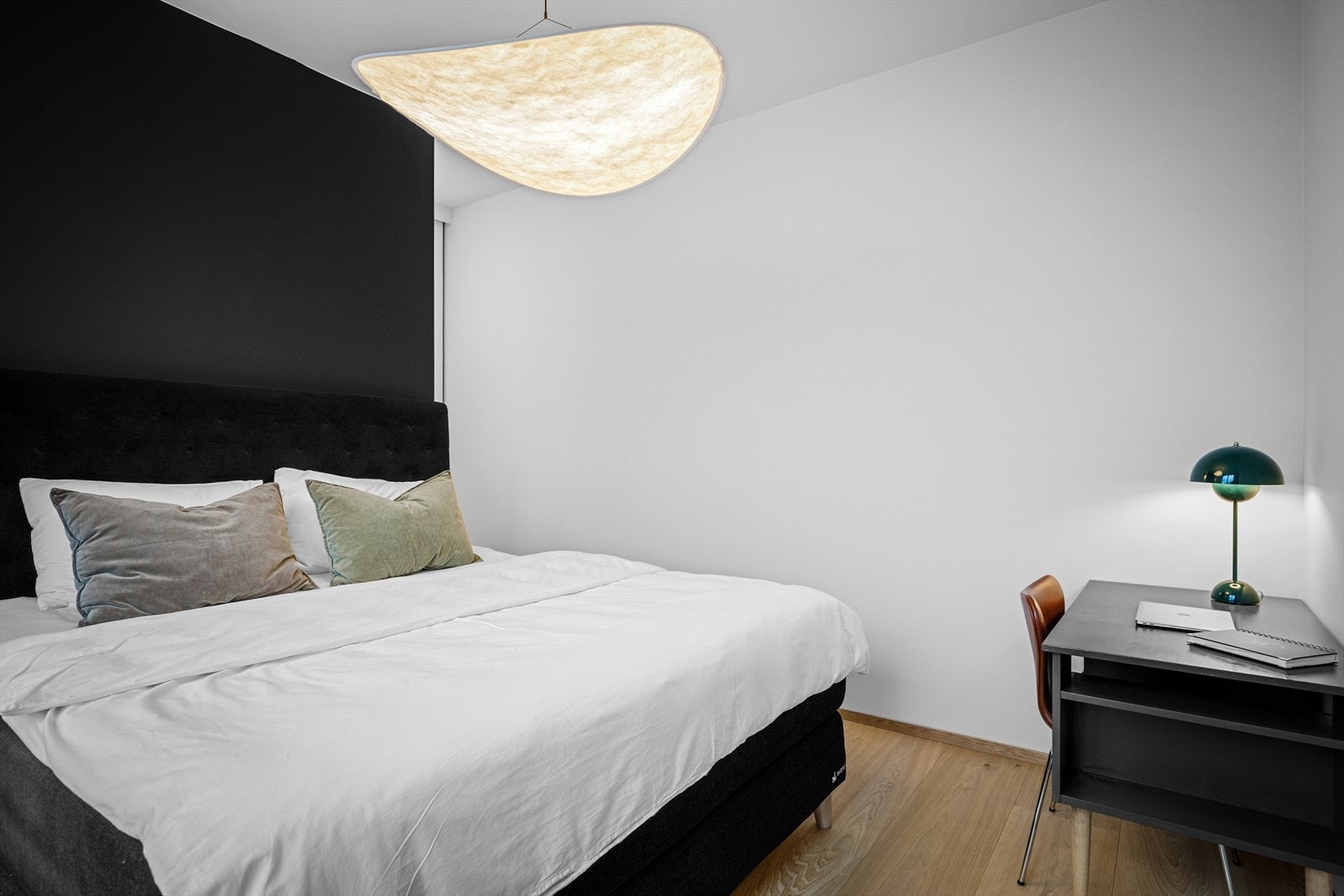 Hovedsoveorm har også plass til mer enn bare seng. Evt hjemmekontorløsning i tillegg til walk in garderoben bak seng. Galleribilde