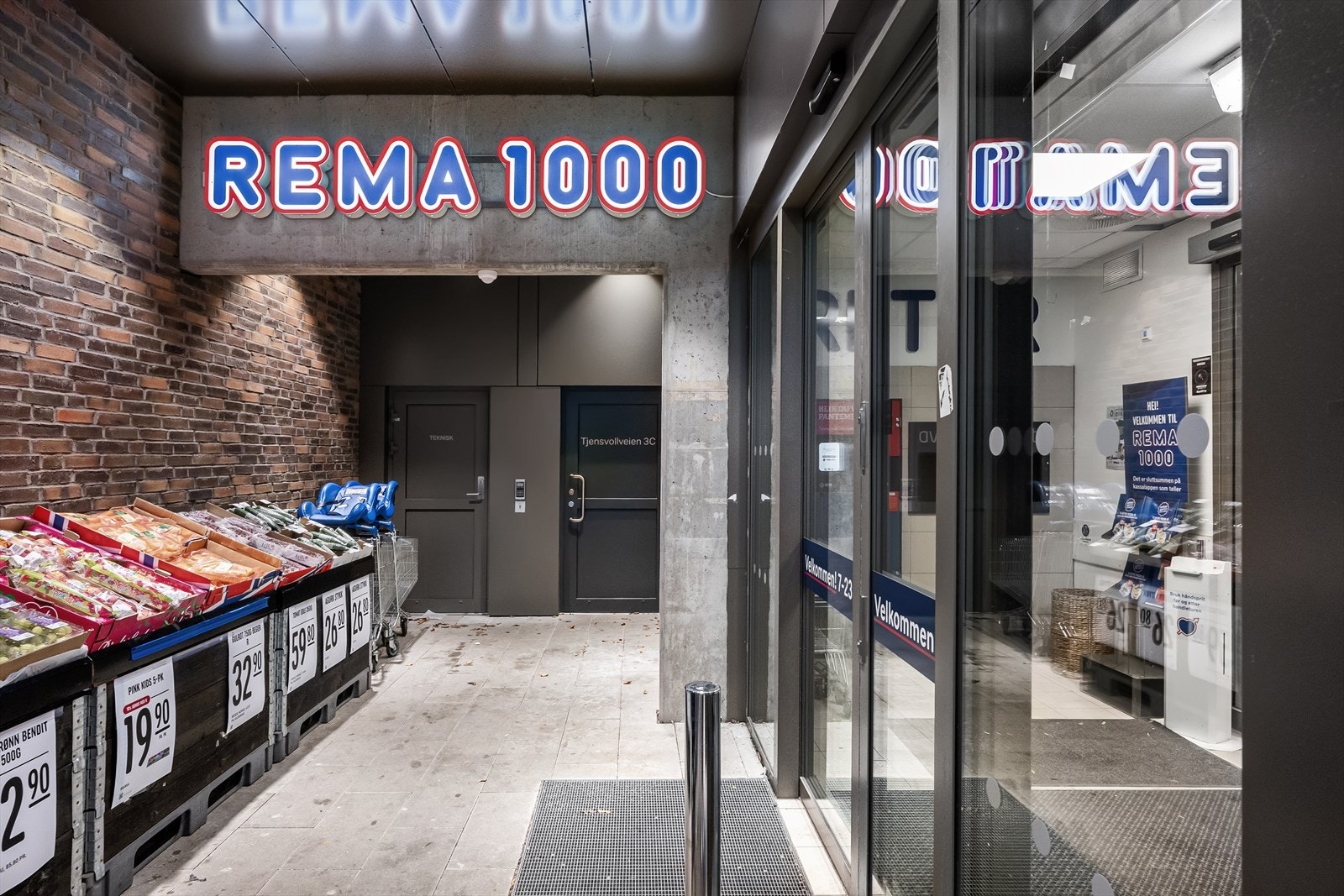 Gå tørrskodd i Birkenstocks fra leiligheten, gjennom fellesanlegget, til Rema100 for å handle. Galleribilde