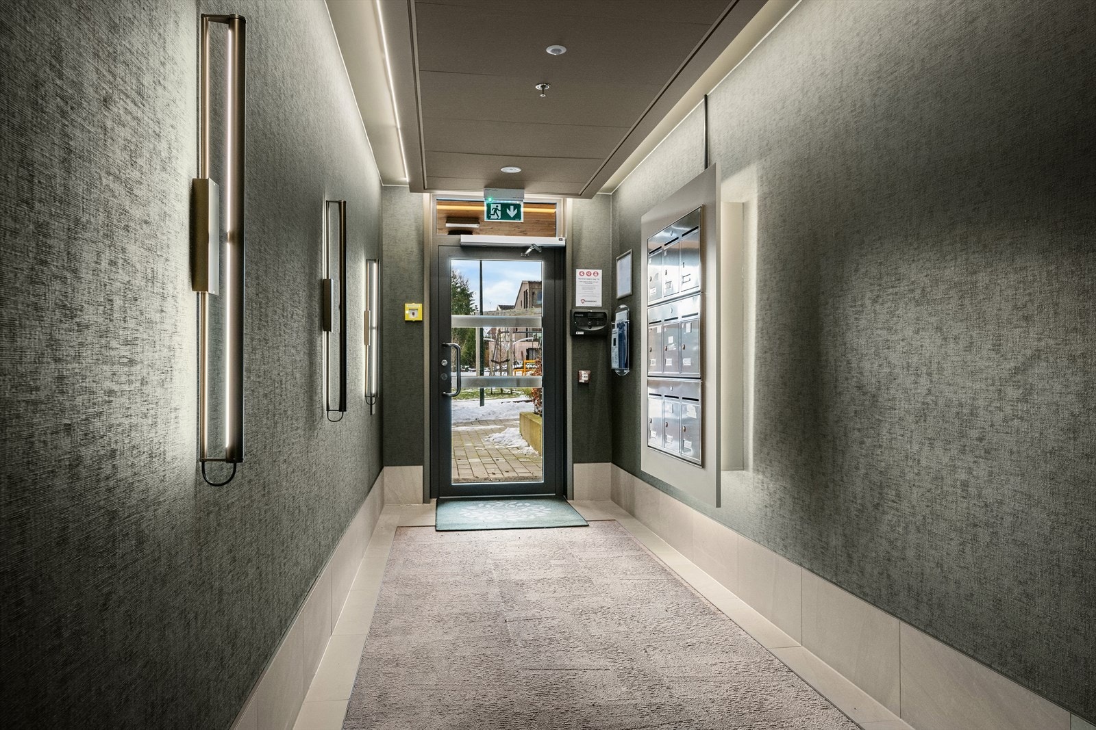 Delikat design i fellesganger og arealer. Trivsel fra første møte. Dempet og behagelig materialbruk. Galleribilde