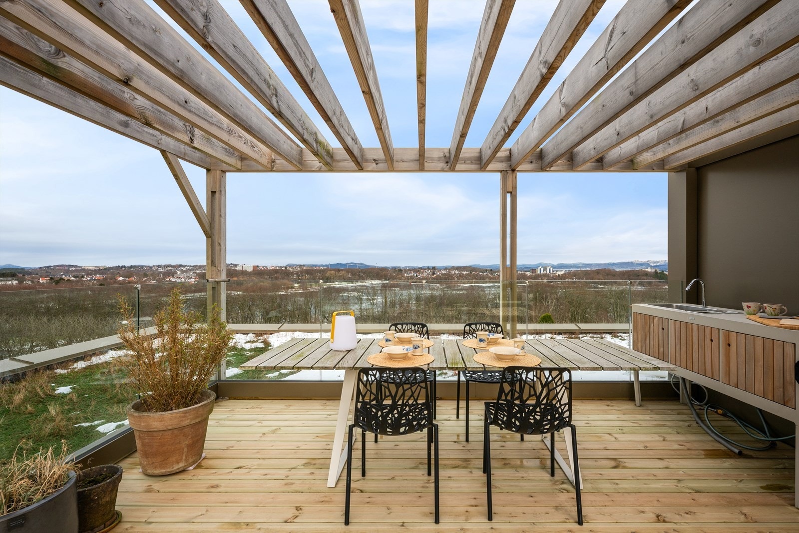 Pergola over deler av takterrassen med utekjøkken gir mulighet for skjerming, klatreplanter og annet. Virkelig et sted å nyte. Galleribilde