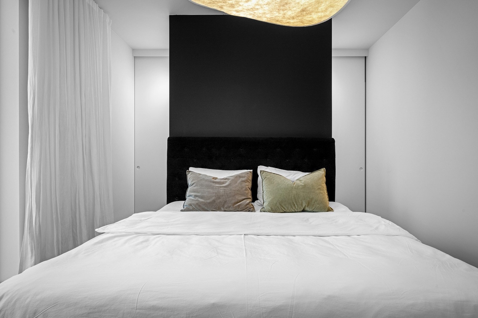 Takhøye Vågane viste skyvedører malt i samme farge som vegg for sømløs overgang. Galleribilde