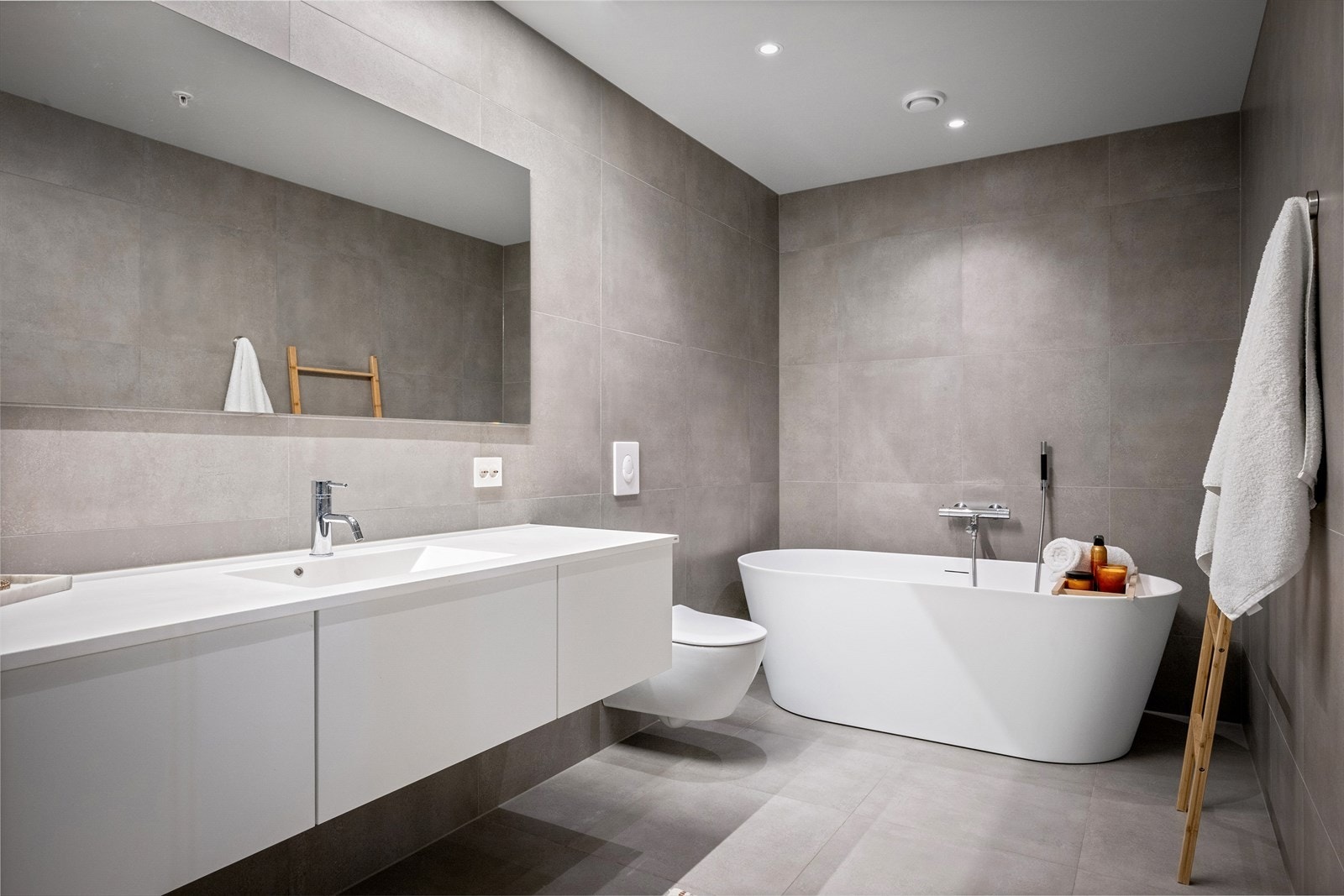 Hovedbadet til master suiten har både badekar og dusjhjørne. Ekstra stor servantseksjon med lagring, samt plass til mer kommoder om ønskelig. Stilrent og delikat gjør det enkelt å tilføre eget interiør. Galleribilde