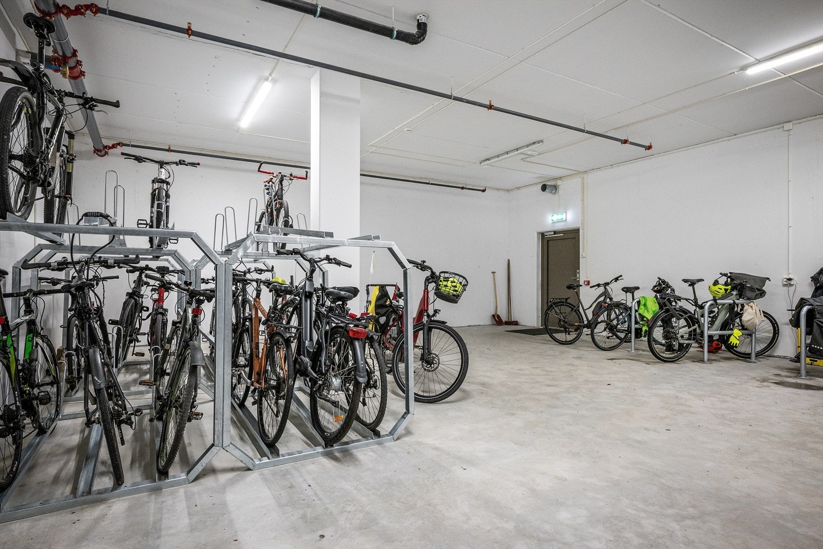 Felles sykkelbod med egen inngang. Galleribilde