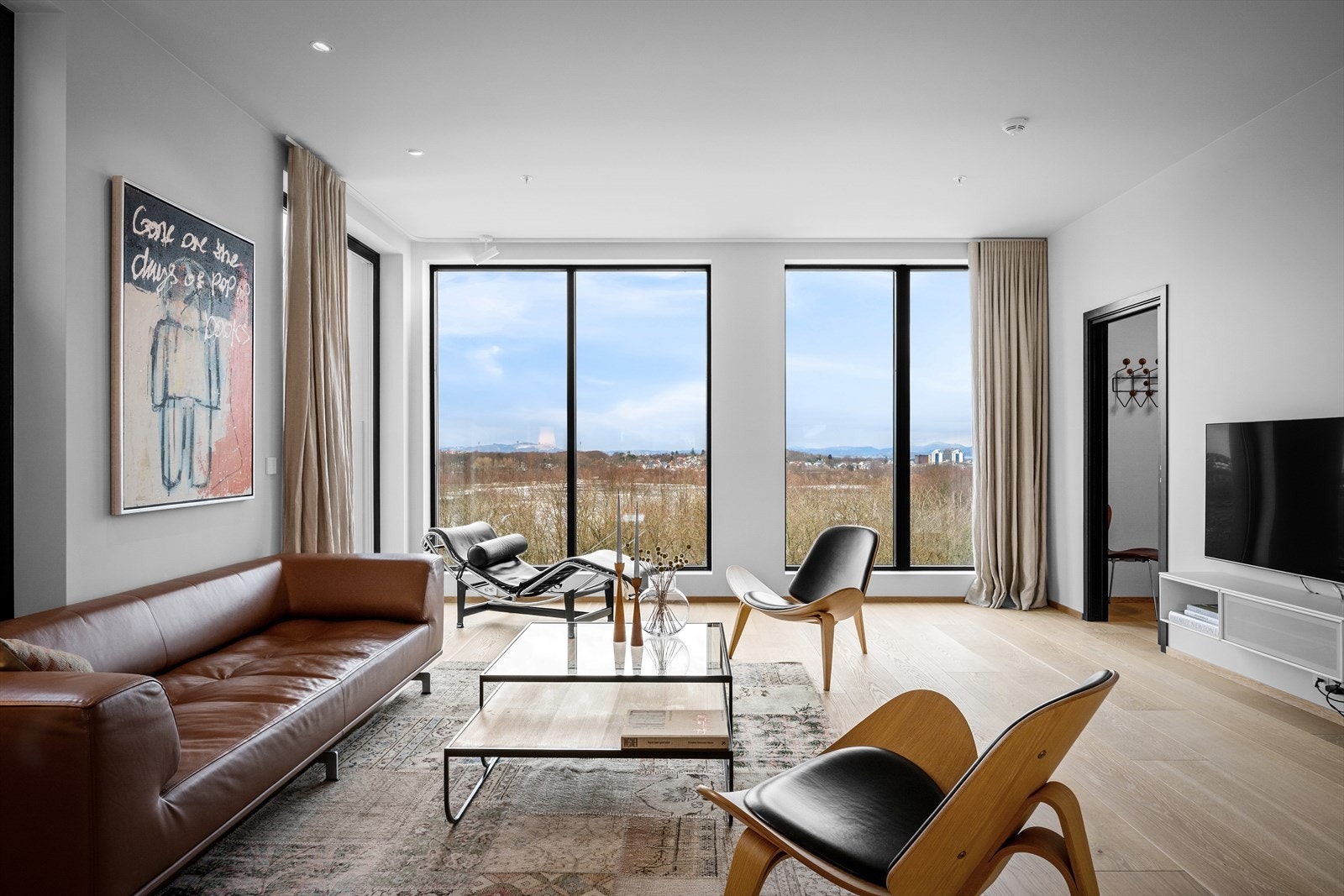 Ekstra takhøyde og mye naturlig lys gir en romslig hovedstue. Her har du anledning å møblere både med tv-stue, godstoler og lesehjørne. Galleribilde