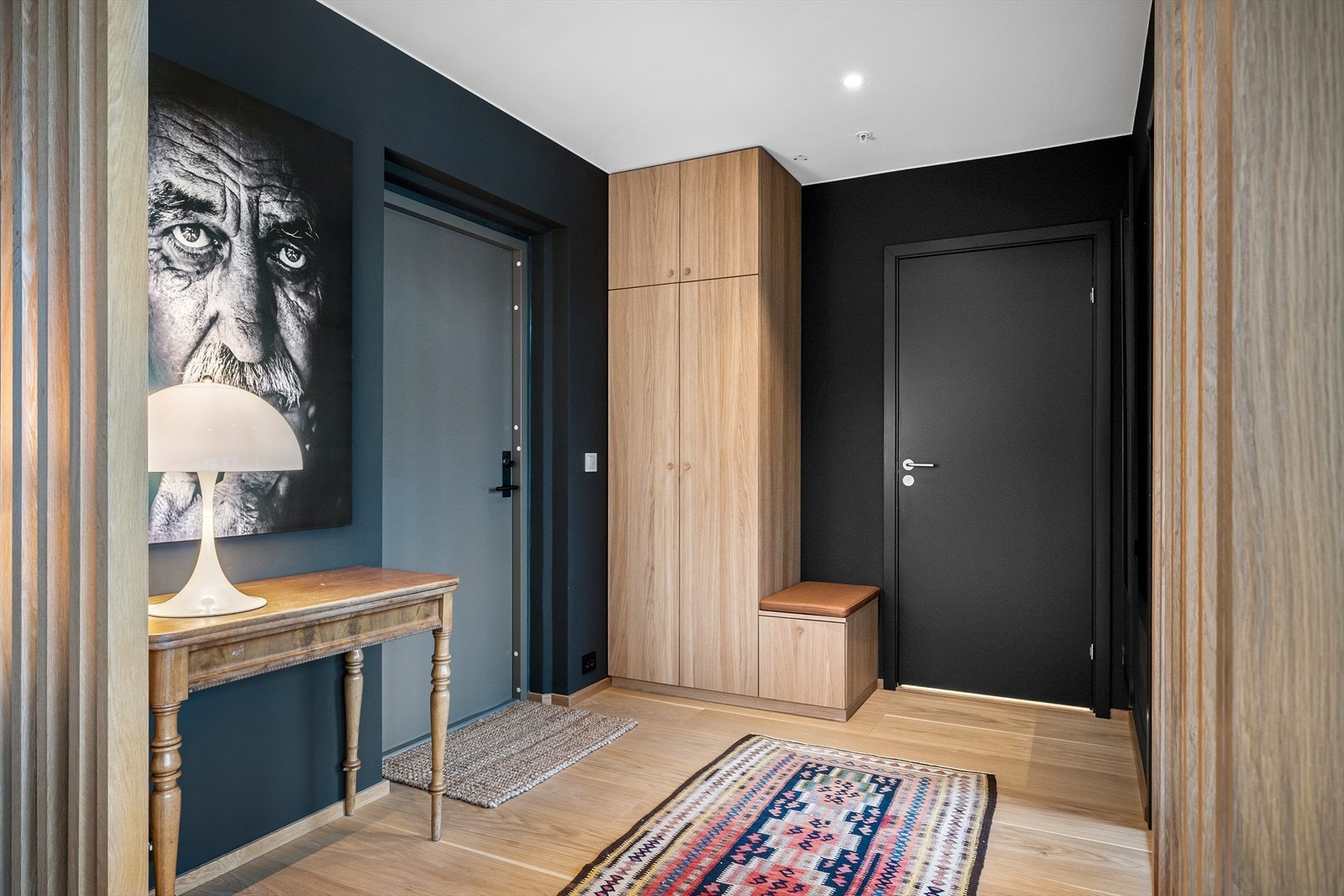 Lune kontraster skaper behagelig tilværelse. Vågane Viste garderobe og påkledningsbenk. Delikate romdelere i form av spiler. 30 cm brede eikeplank i alle oppholdsrom. Galleribilde