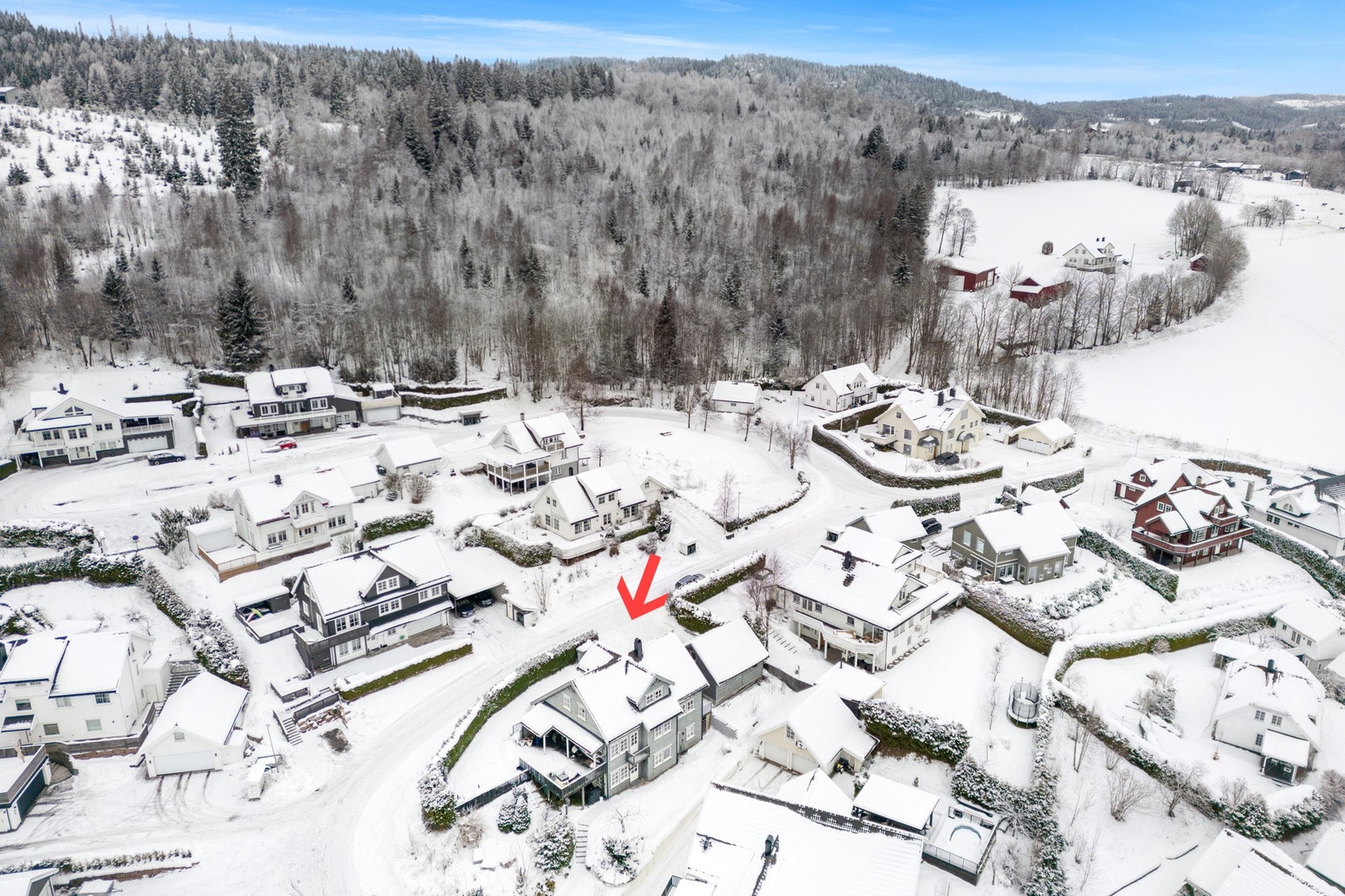 Eiendommen ligger attraktivt til på Lierskogen i rolige og grønne omgivelser, perfekt for barnefamilier som ønsker en trygg og etablert bosituasjon. Galleribilde