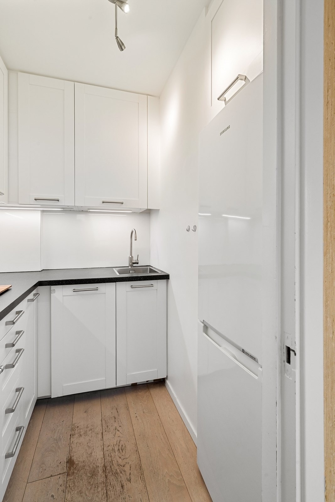 Integrerte hvitevarer som oppvaskmaskin, stekeovn og koketopp. Alle hvitevarer følger med, også kjøl/frys Galleribilde