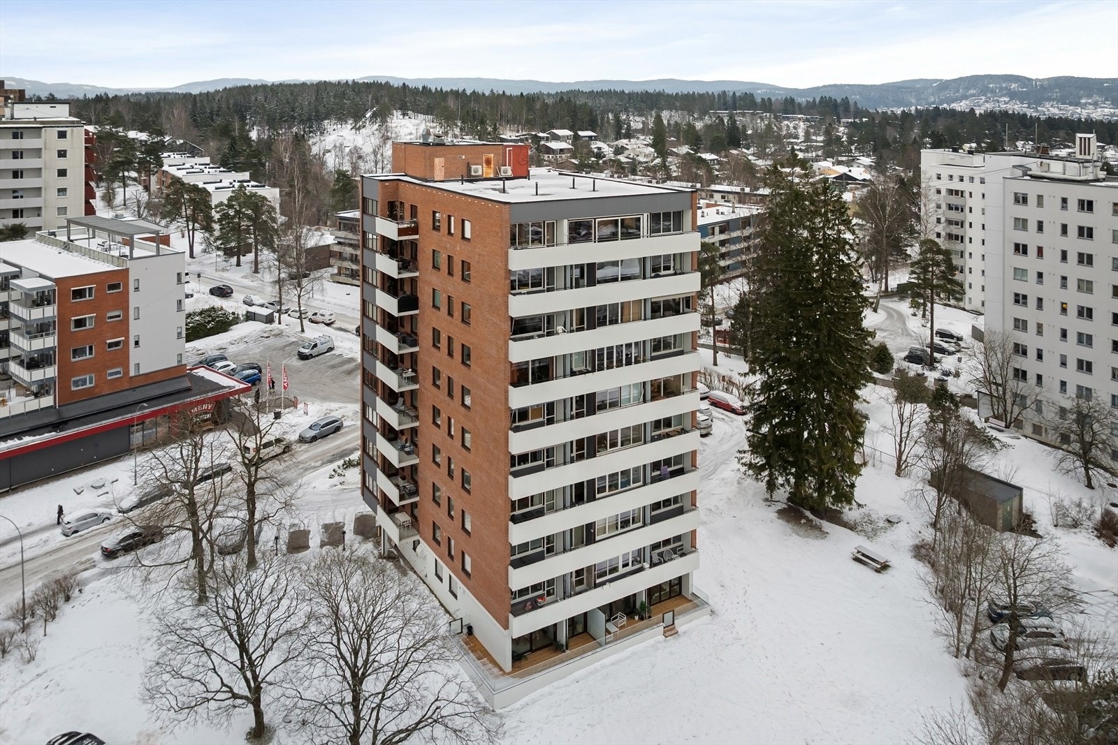 Bygget ligger på et lite høydedrag Galleribilde