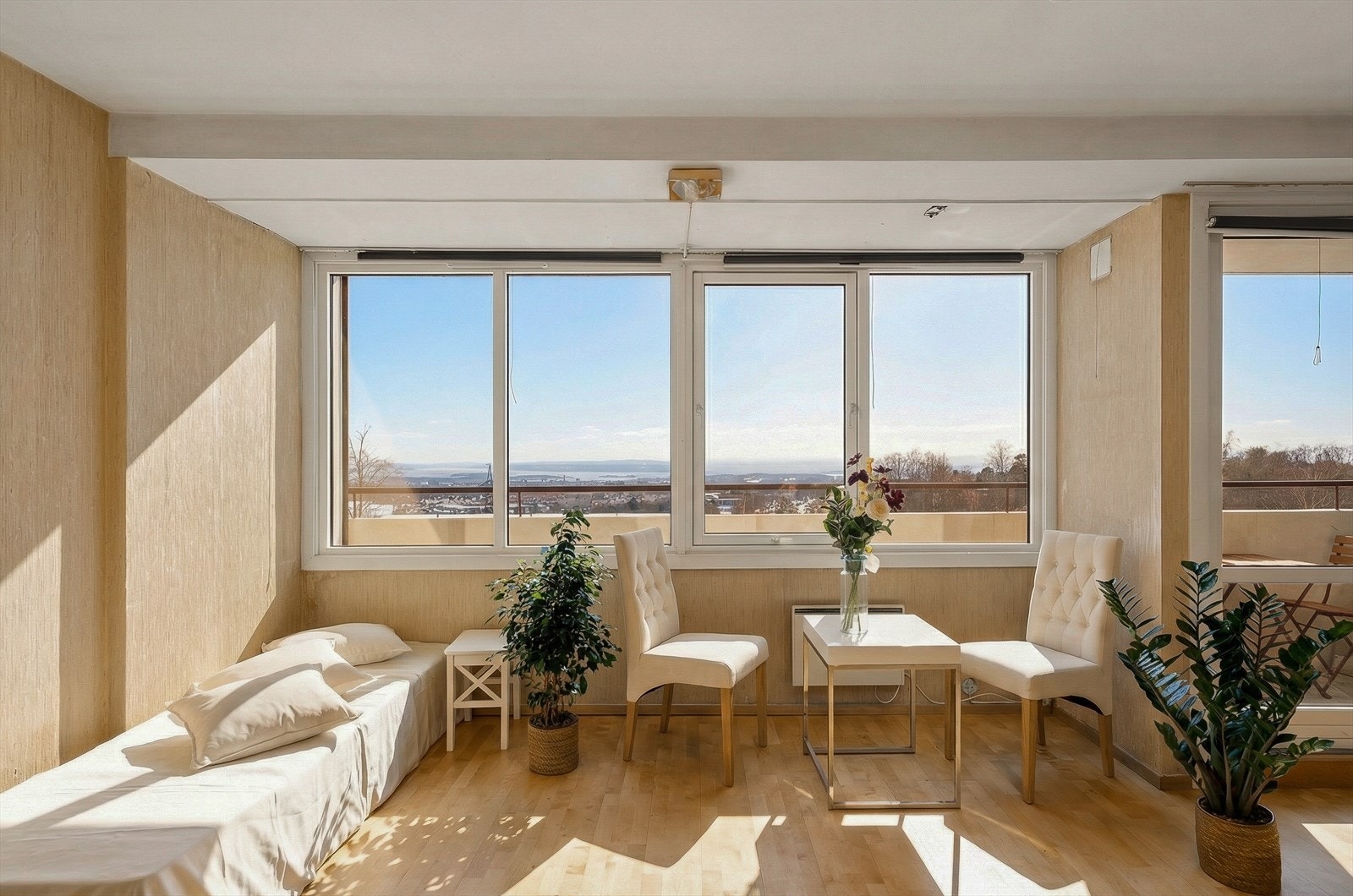 Vinduer langs hele flaten gir godt med lysinnslipp Galleribilde