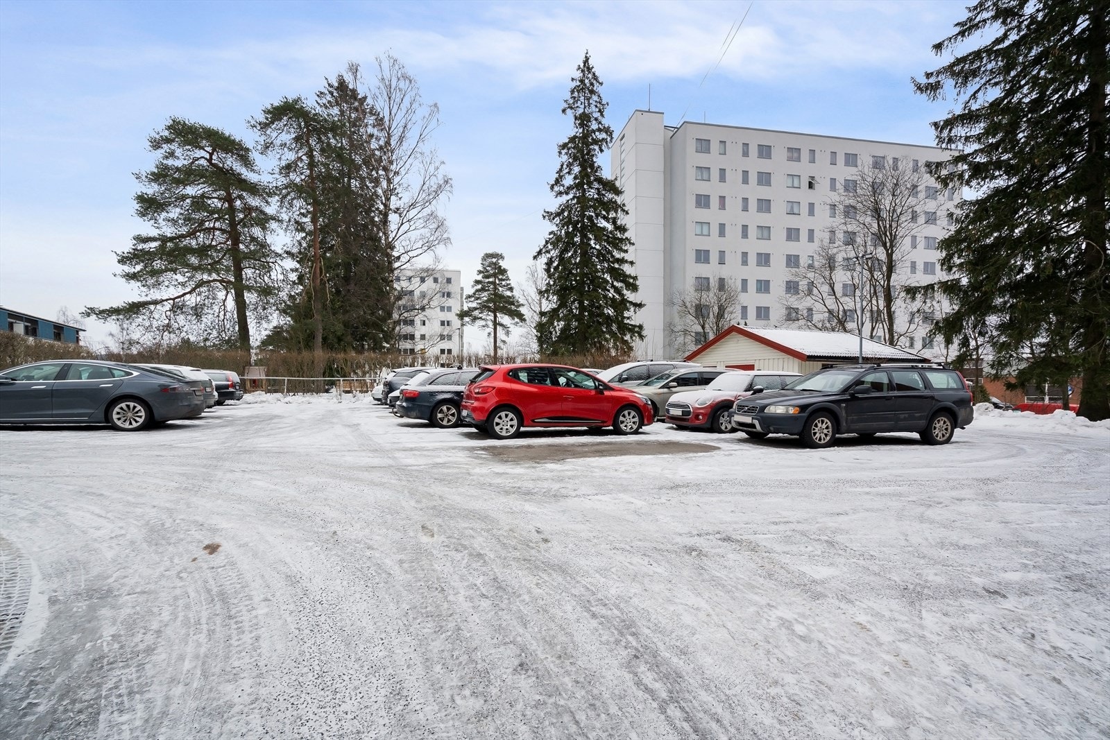 Borettslaget disponerer totalt 28 parkeringsplasser, fordelt på 23 ordinære plasser, 4 stk. med elbil lader og 1 plass for bevegelseshemmede. Ingen har en egen parkeringsplass, førstemann til mølla prinsipp Galleribilde