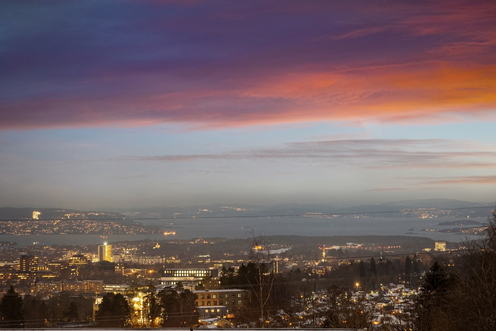 Storslagen utsikt over byen og fjorden Galleribilde