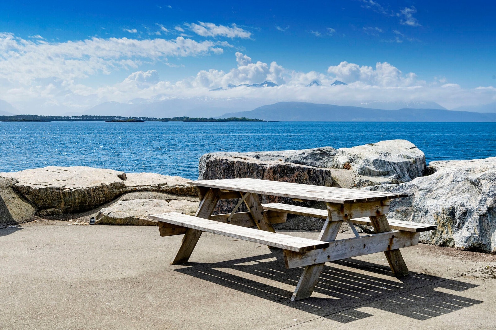 Kombinasjonen av strand og molo gir et hyggelig nærmiljø ved sjøen, med kort gangavstand fra boligen og gode muligheter for rekreasjon i hverdagen. (Bilde tatt av Espen Istad). Galleribilde
