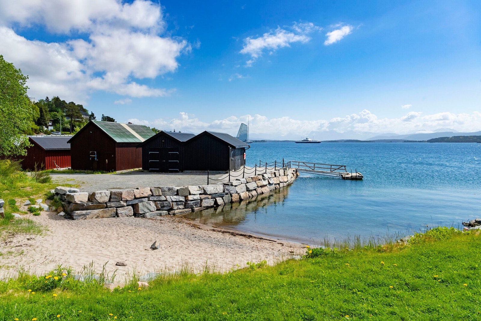 Strand på nedsiden av eiendommen med enkel adkomst og fine muligheter for bading og opphold ved sjøen i sommersesongen. (Bilde tatt av Espen Istad). Galleribilde