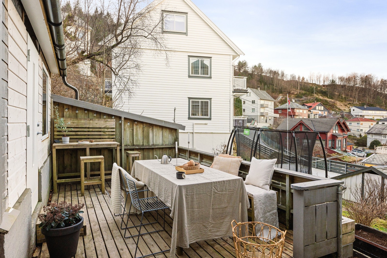 Her er det god plass til å møblere med utemøbler og grill. Galleribilde