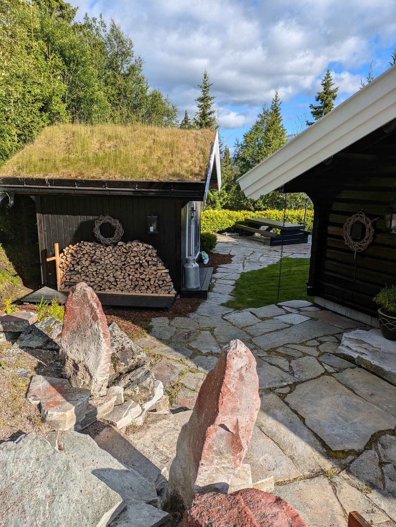 Bilde fra sommerstid, uteområdet er fint opparbeidet. Privat foto. Galleribilde