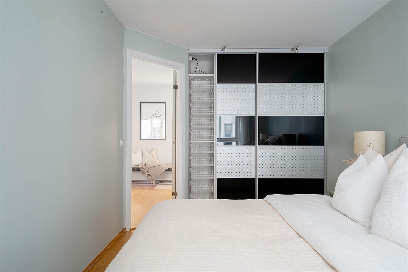 Garderobe/skapplass som bidrar til en ryddig hverdag - her får du god lagringsplass uten at rommet føles trangt. Galleribilde