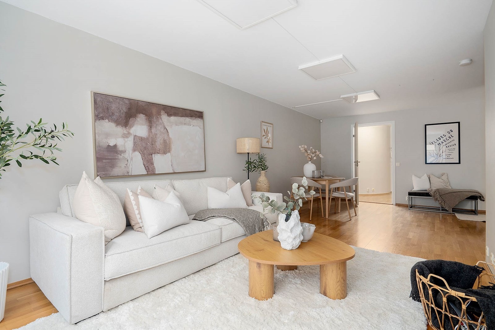 Stue med åpen og sosial løsning - her får du en fin flyt mellom kjøkken, spiseplass og sofasone. Galleribilde