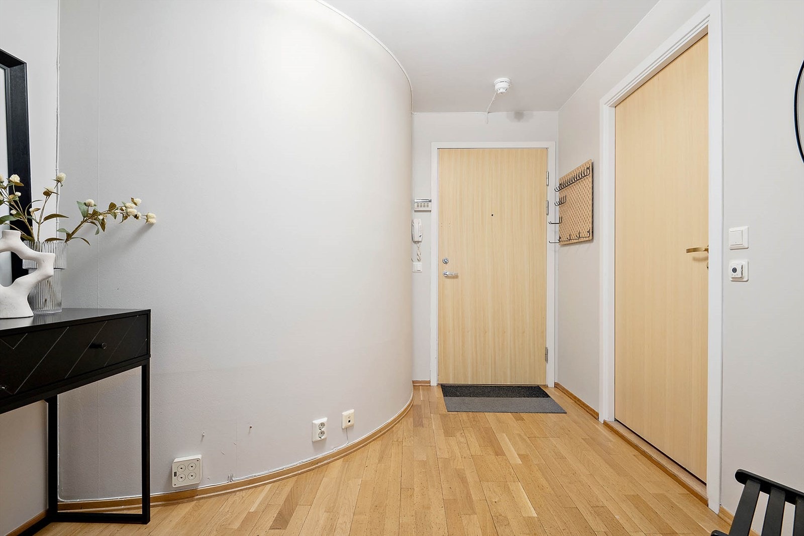 Entré/gang med god plass til å henge fra seg yttertøy og sette fra seg sko - en ryddig velkomst når du kommer hjem. Galleribilde