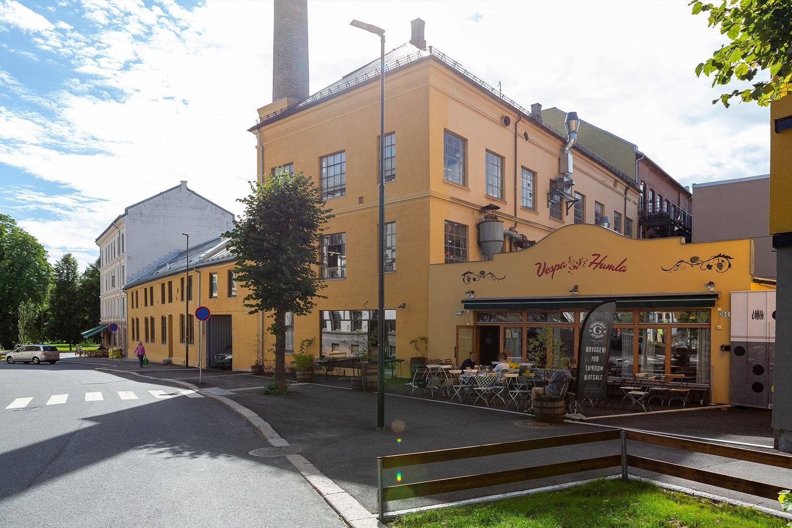 Vespa & Humla - populær nabolagsfavoritt med hyggelig uteservering og god stemning. Galleribilde