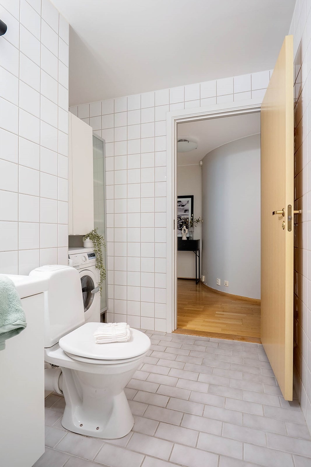 Flislagt bad med dusjløsning og opplegg for vaskemaskin - praktisk og lett å holde rent i hverdagen. Galleribilde