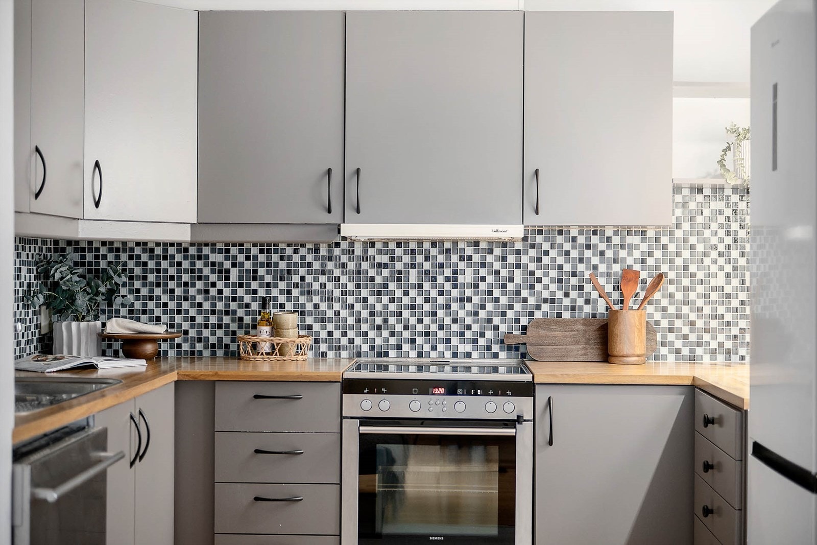 Detaljbilde av innredningen - god oppbevaring i både over- og underskap, samt pene flater som er enkle å holde rene. Galleribilde