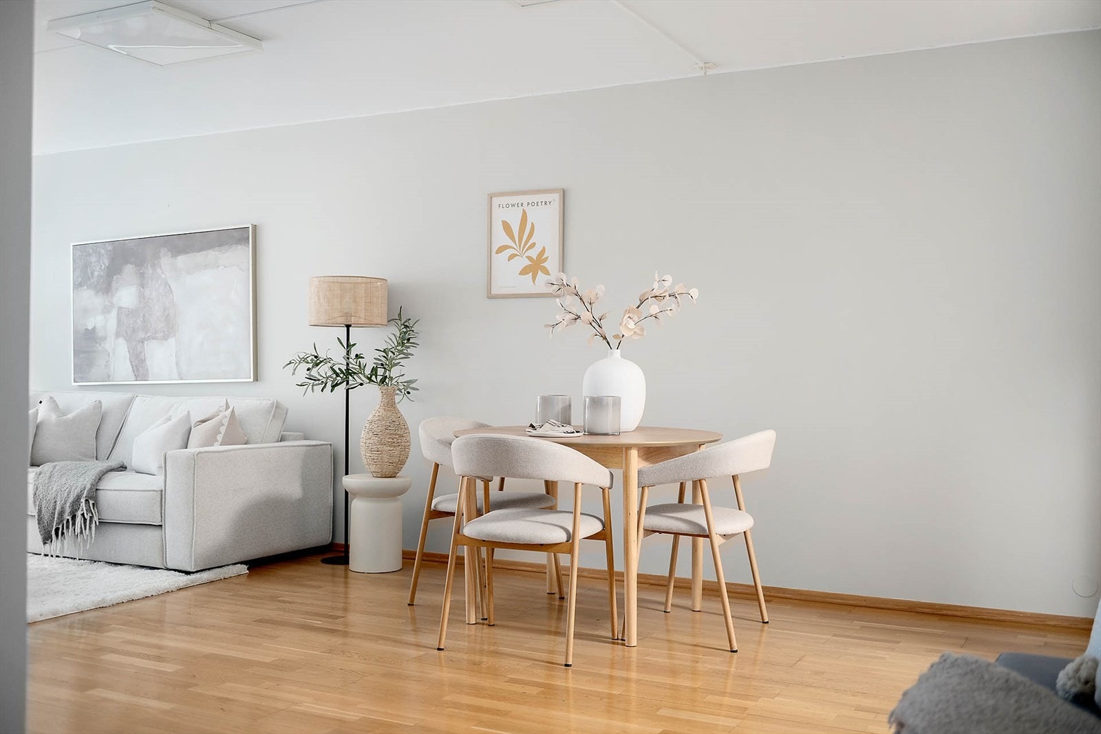 Spiseplassen er plassert naturlig i rommet og fungerer like godt til hverdags som når du inviterer gjester. Galleribilde