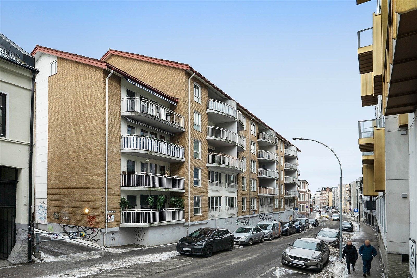 Gatebilde i nærområdet - sentralt og praktisk, med kort vei til servicetilbud og kollektivtransport. Galleribilde