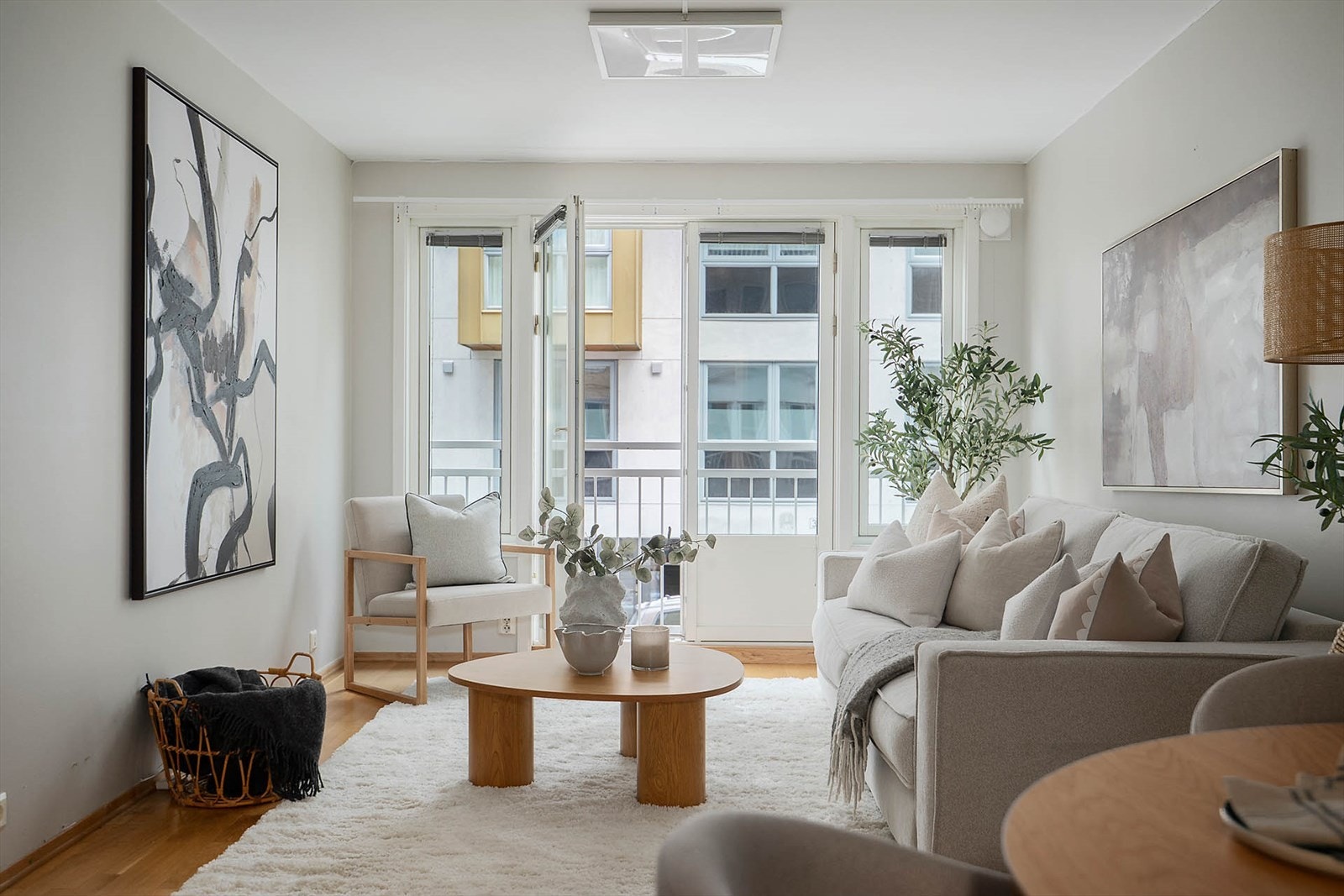 Innbydende stue med fine møbleringsmuligheter og naturlig plass til både sofa og TV-løsning. Galleribilde