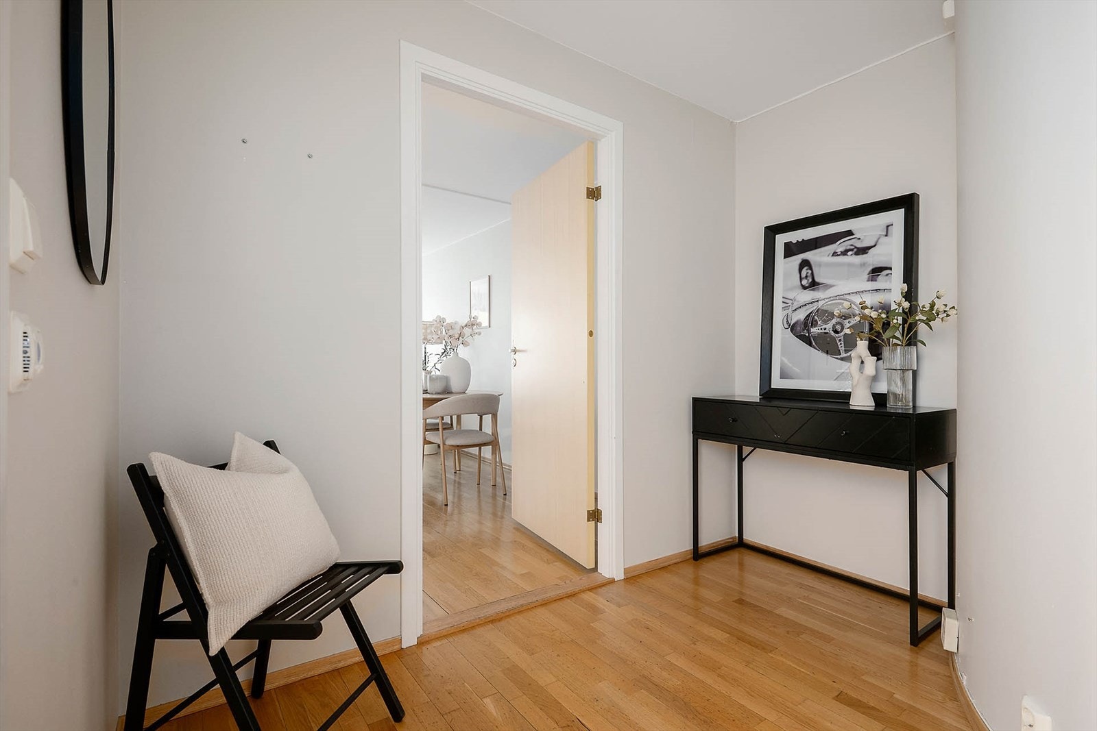 Gangparti med fin adkomst til rommene og mulighet for ekstra oppbevaring eller et lite møbel/kommode. Galleribilde