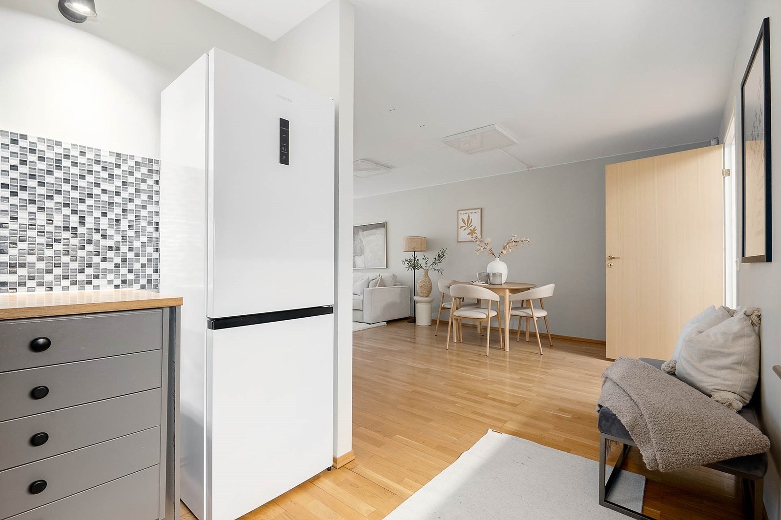 Kjøkkenet ligger i åpen løsning mot stue - lett å servere og holde kontakt med gjestene mens du lager mat. Galleribilde