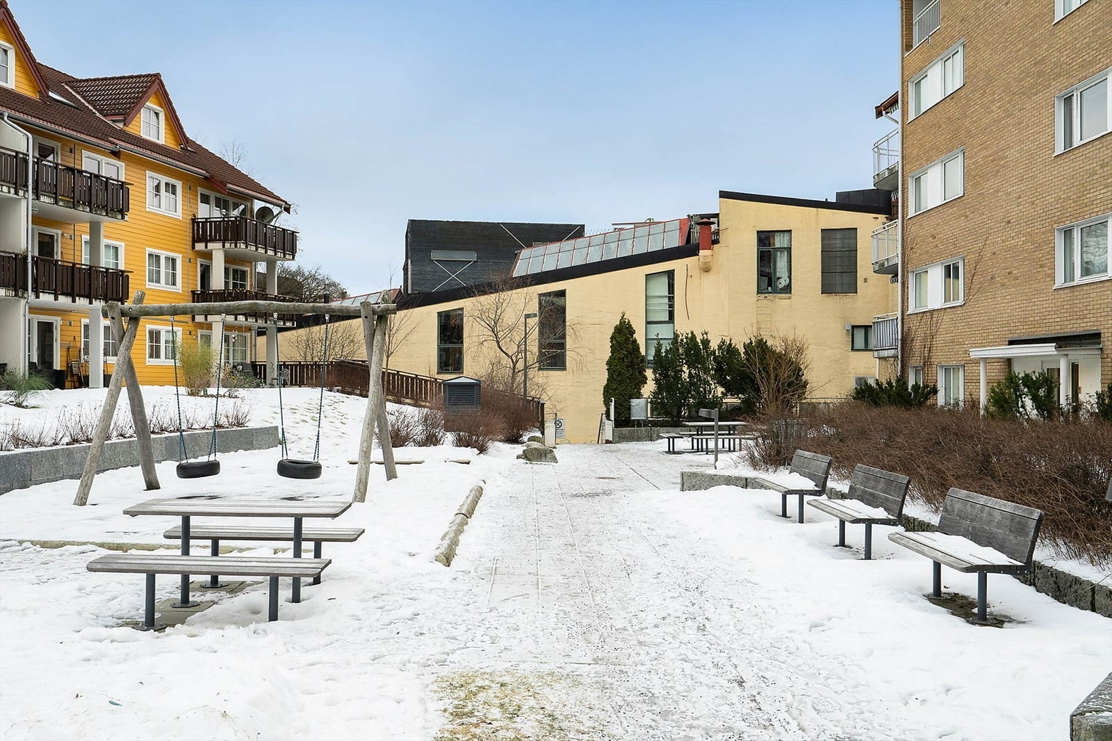 Hyggelig felles uteområde i gårdsrommet - fint for en pause ute, grilling eller som et sosialt møtested. Galleribilde