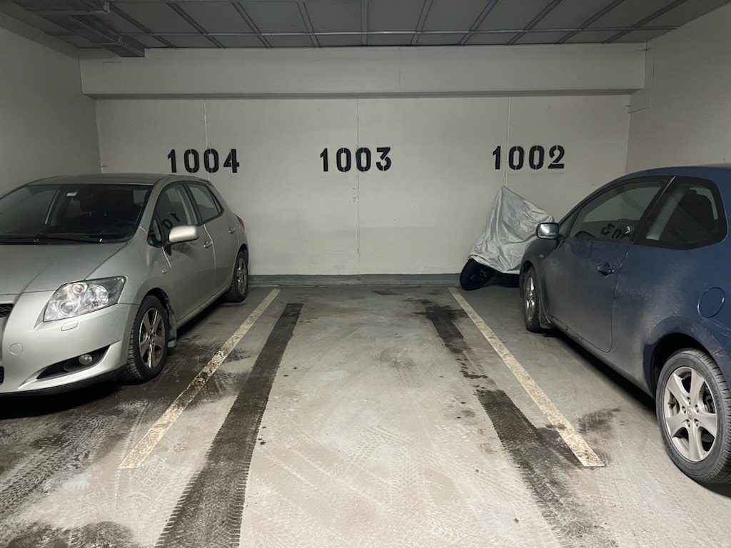 Andelen disponerer parkeringsplass i felles garasjeanlegg - en stor fordel i området, og ekstra komfort året rundt. Galleribilde