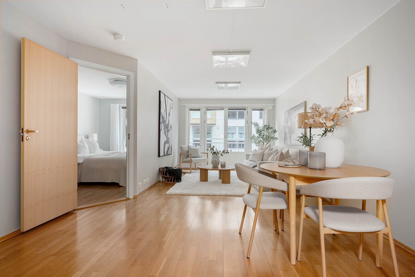 Spisesone med plass til større bord og flere rundt - perfekt for lange middager og hjemmekontor ved behov. Galleribilde