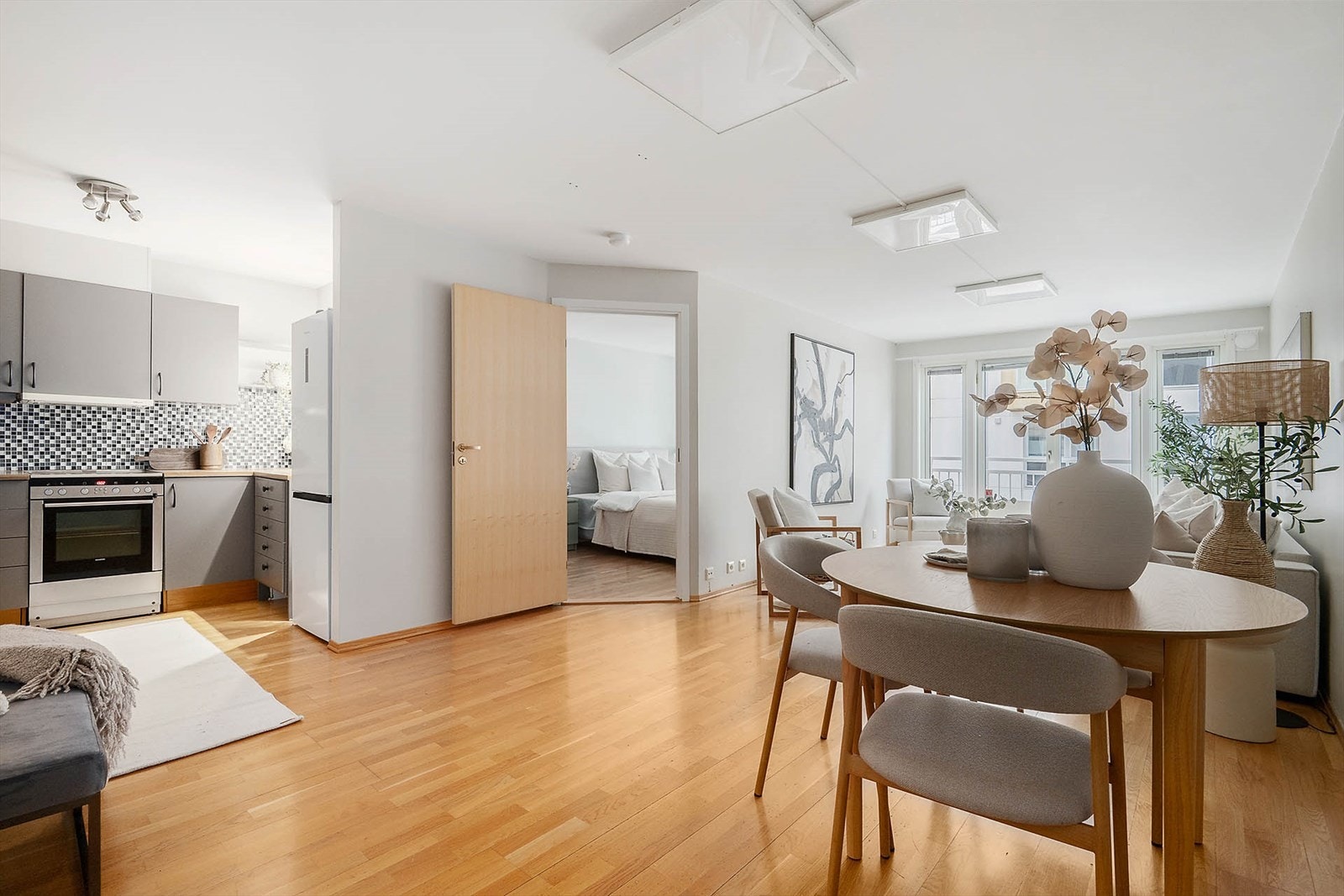 Stuen gir en fin helhet med åpen løsning, som gjør det lett å kombinere matlaging og sosialt samvær. Galleribilde