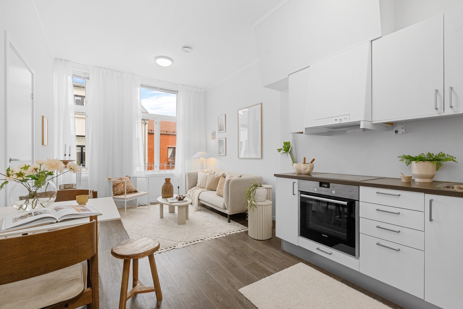 Her bor du med kort vei til butikker, kaféer, kollektivtransport og øvrige servicetilbud, samtidig som Glomma og fine tur- og rekreasjonsområder ligger like i nærheten. Galleribilde