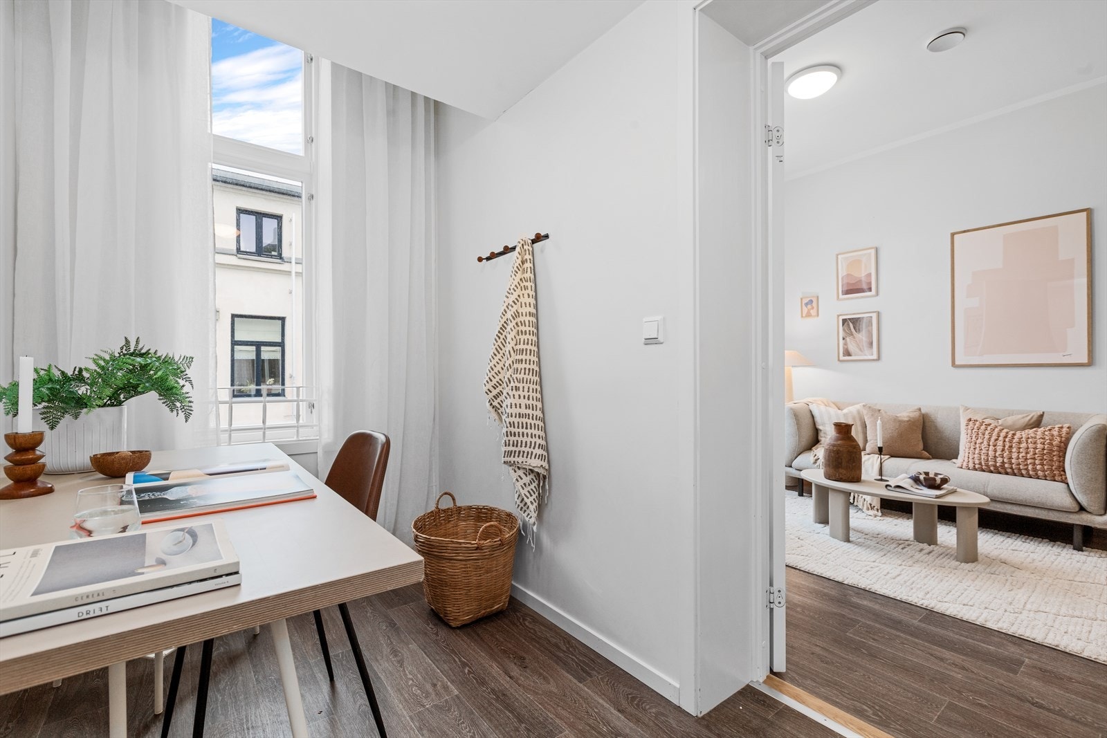 Det er god plass til både seng, nattbord og garderobeløsning. Galleribilde