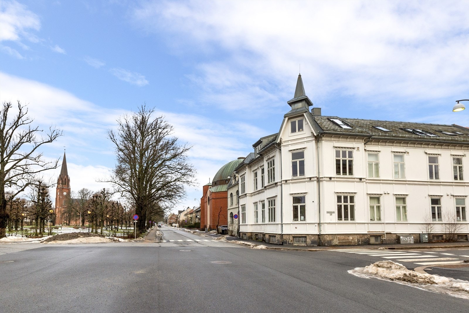 Rett ved bygget ligger Cicignonparken, som byr på hyggelige turstier, grønne plener og vakre trær. Galleribilde
