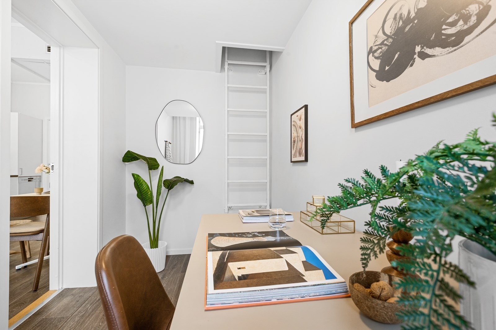 Det er en veggmontert ståltrapp fra soverommet opp til hemsen. Galleribilde