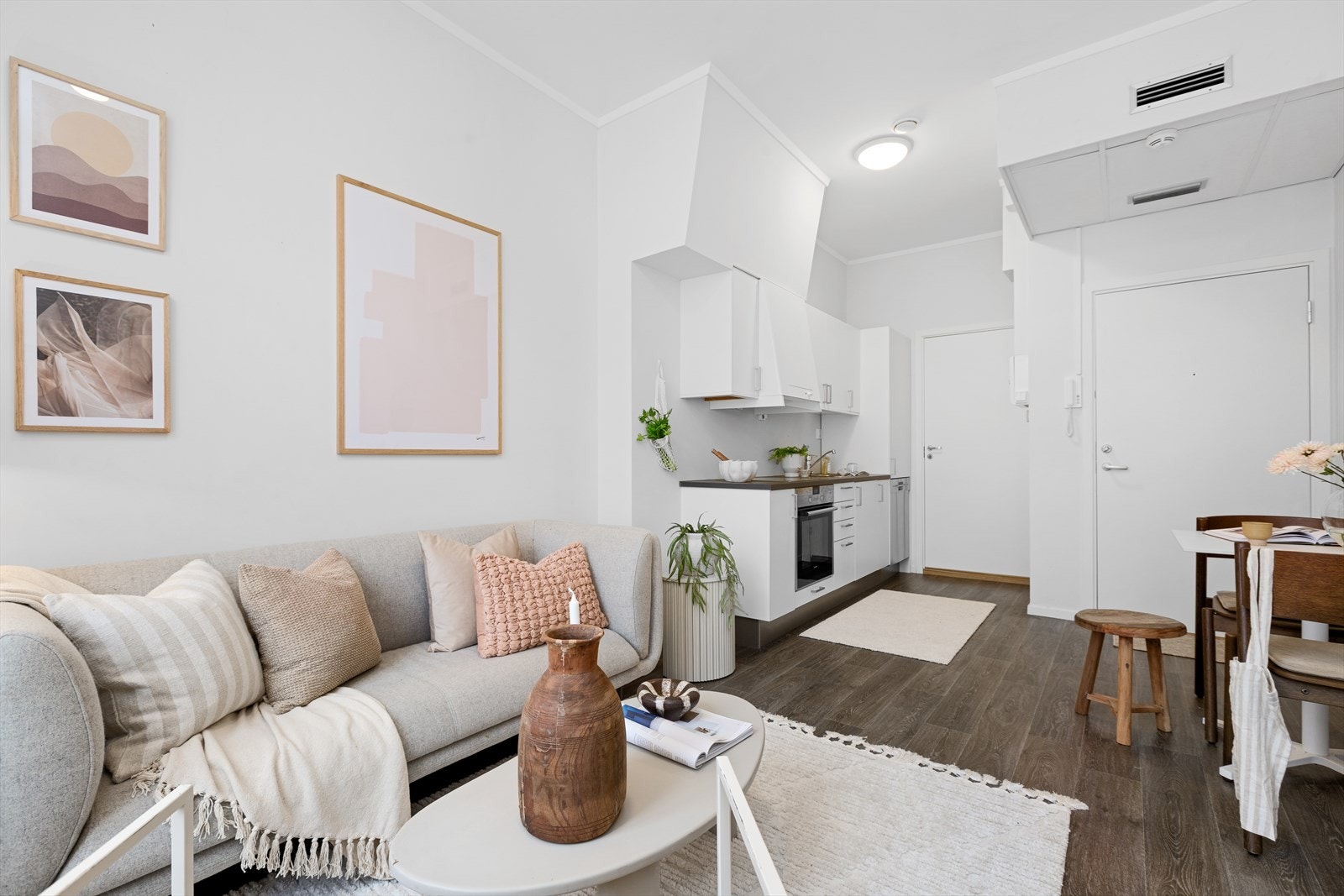 Det er god plass til spisebord, sofa, TV-møblement og øvrig ønsket møblement. Galleribilde