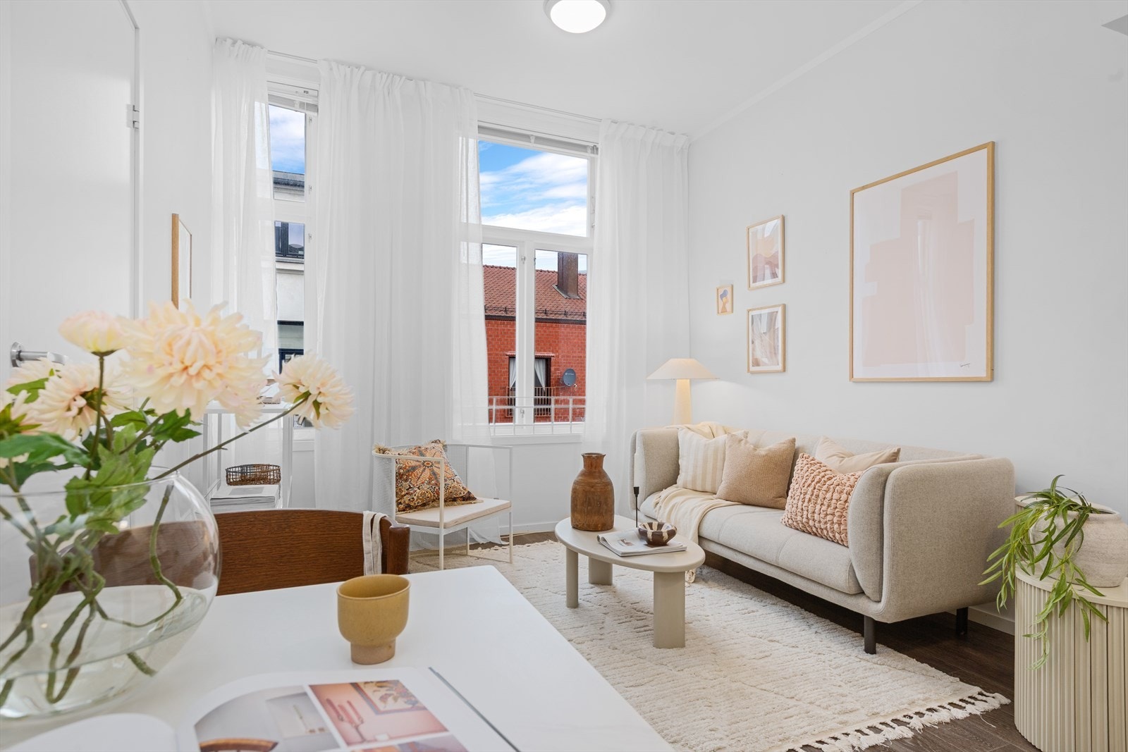 Stuen byr på flere møbleringsmuligheter. Galleribilde