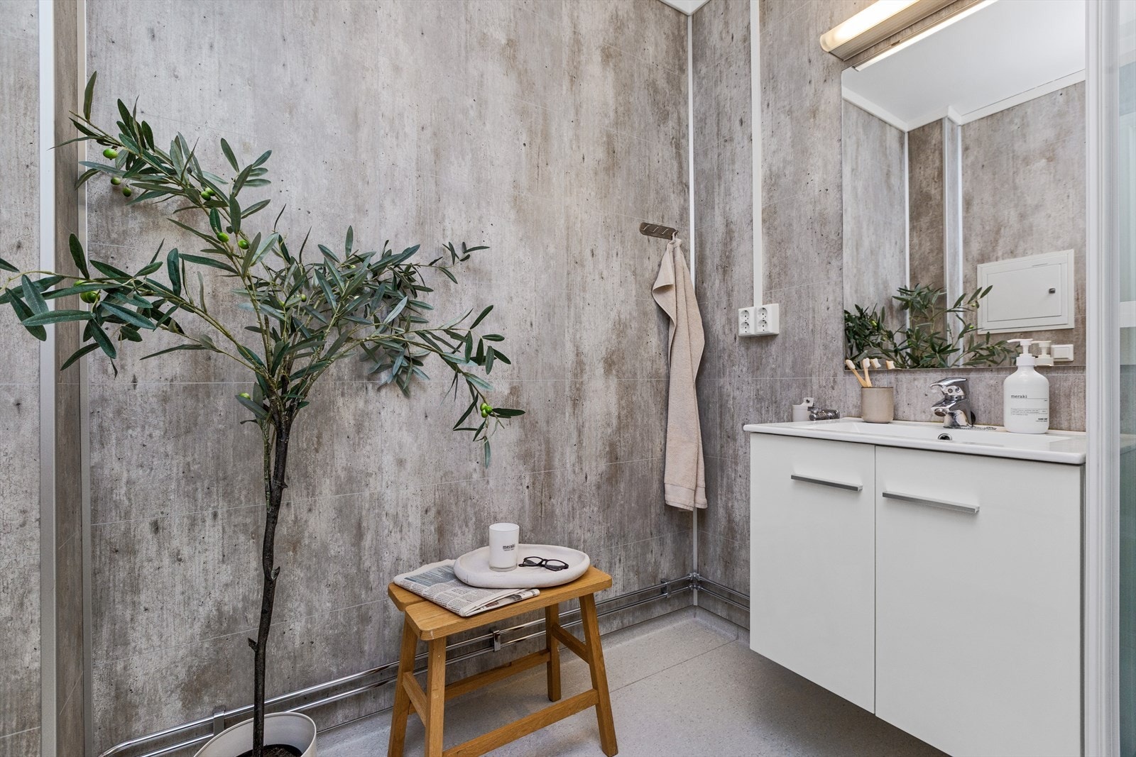 Baderommet er innredet med nedfelt servant, toalett, dusjkabinett og opplegg for vaskemaskin. Galleribilde